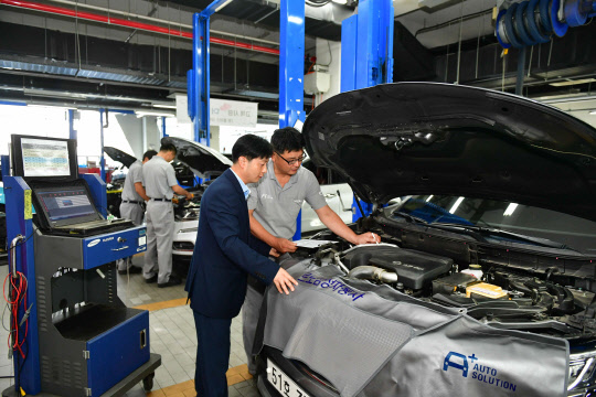 르노삼성자동차 서비스센터에서 차량 점검을 받고 있는 모습. <르노삼성자동차 제공>